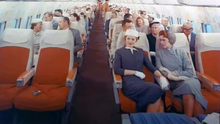 Primeiras classes econômicas nos voos da década de 50.